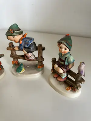 Porzellanfabrik W. Goebel - DRIE OP EEN HEK< prachtige oude hummels nrs. 111,112 en 201 - TMK4 kopen? Bied vanaf 98!