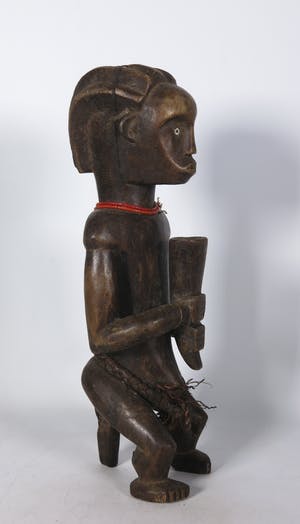 Fang - Hout, Zittend figuur met rode ketting en hoorn des overvloeds kopen? Bied vanaf 1!