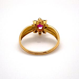 18kt gouden entourage ring met diamant en robijn  maat52,5 (16,75) 2,17gr kopen? Bied vanaf 240!