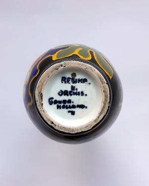 Kunstaardewerkfabriek Regina - Vaasje in mat decor Orchis kopen? Bied vanaf 30!