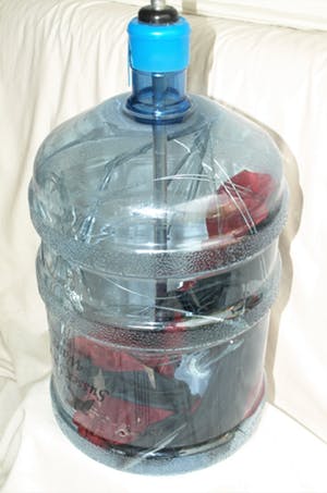 Niet of onleesbaar gesigneerd - Installatie-kunst , Paraplu + Watertank – ca 2003 kopen? Bied vanaf 1!