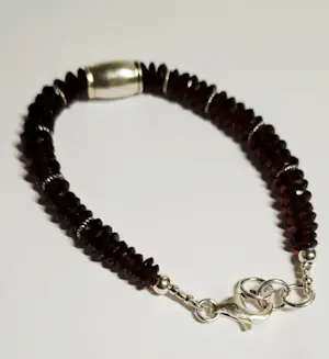 Nieuwe zilveren Armband met facet geslepen granaat met karabijn sluiting kopen? Bied vanaf 70!