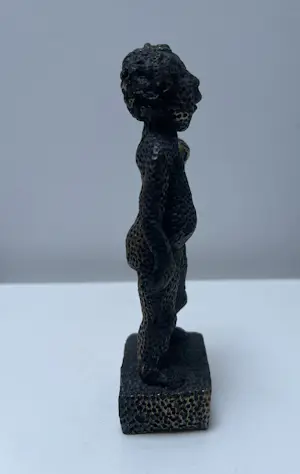 Carolein Smit - Bronzen sculptuur | Jongetje met bal kopen? Bied vanaf 200!