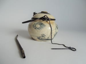 Niet of onleesbaar gesigneerd - Chinees porselein potje met decoratie en karakters kopen? Bied vanaf 10!