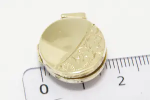 51- Fraai bewerkte ovaal vormige 14 Krt geel-gouden medaillon hanger kopen? Bied vanaf 80!