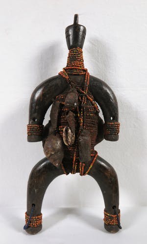 Namchi - Vruchtbaarheidspop van hout met rode kralen, amulet en schelpen kopen? Bied vanaf 1!