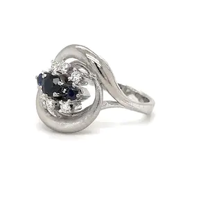 Hochwertiger Vintagering in 14 Karat Weißgold mit feinen Saphiren und Brillanten kopen? Bied vanaf 499!