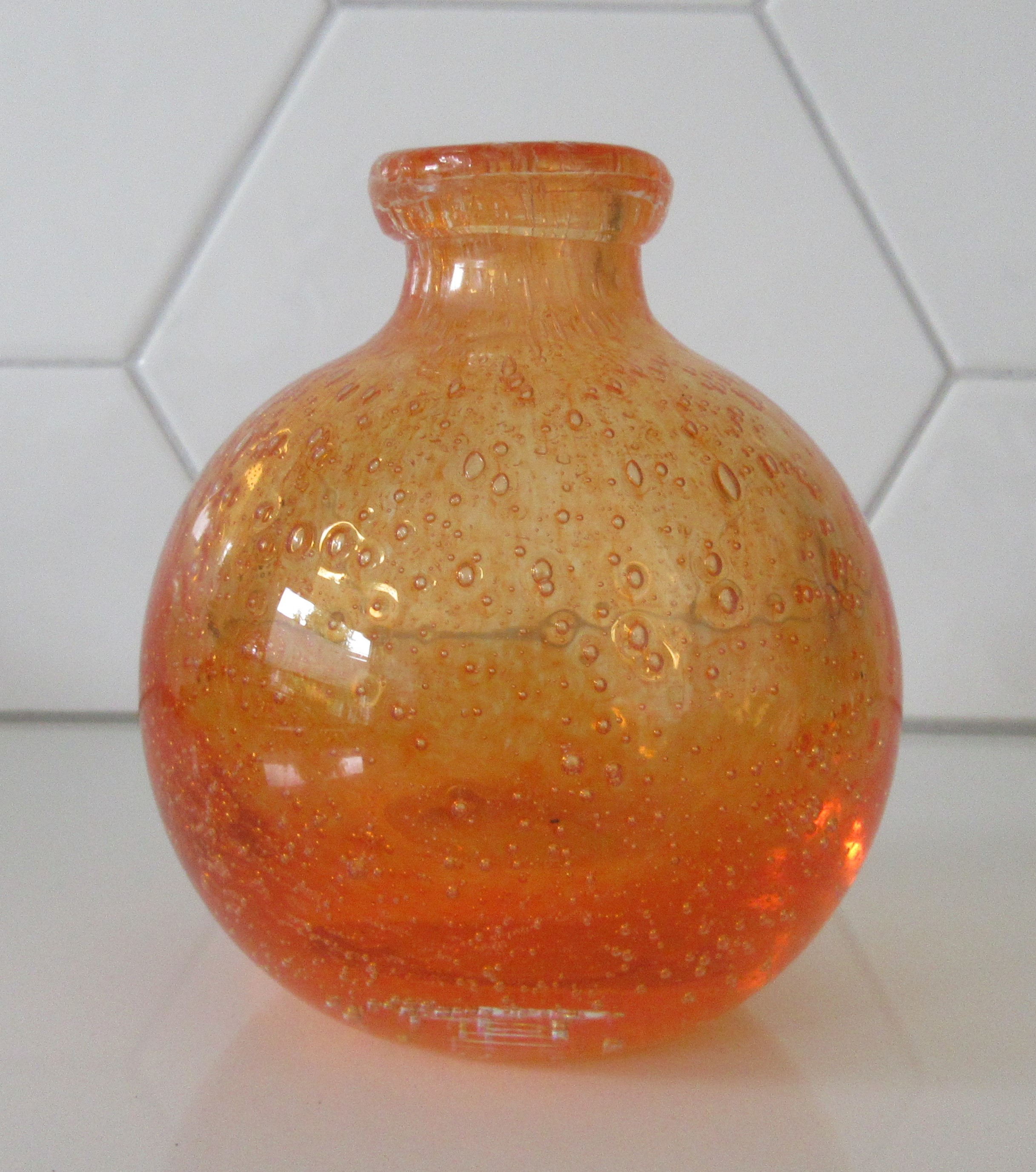 Niet of onleesbaar gesigneerd - Fidrio hand geblazen oranje glazen bubbel bolvaasje kopen? Bied vanaf 1!