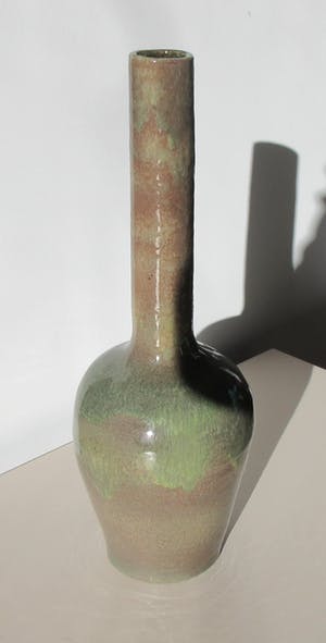 Niet of onleesbaar gesigneerd - Zeer grote keramische schoorsteenvaas met lichtgroen- en grijs druipglazuur kopen? Bied vanaf 1!