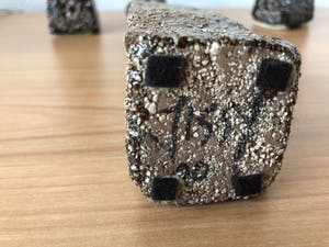 Jissy Keuenhof - 3 Moderne bronzen beelden op keramiek voet - in de vorm van een bloem. kopen? Bied vanaf 85!