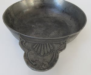 Niet of onleesbaar gesigneerd - Antieke 18e eeuwse tinnen brandewijn of papkom kopen? Bied vanaf 10!