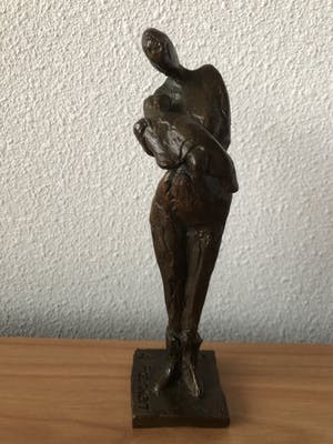 Anita Franken - Zwaar bronzen beeld " VROUW MET ZEEHOND " kopen? Bied vanaf 85!