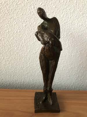 Anita Franken - Zwaar bronzen beeld " VROUW MET ZEEHOND " verkocht voor € 85!