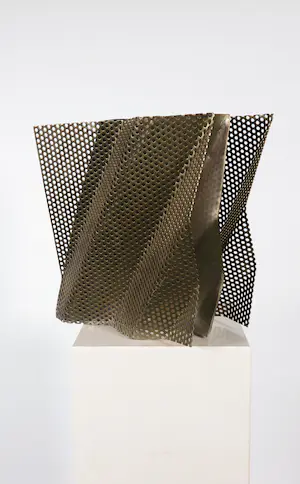 Niet of onleesbaar gesigneerd - Metalen sculptuur met geperforeerde platen kopen? Bied vanaf 1!