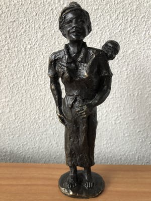 Niet of onleesbaar gesigneerd - Prachtig bronzen beeld - Moeder met kind in draagdoek. kopen? Bied vanaf 1!