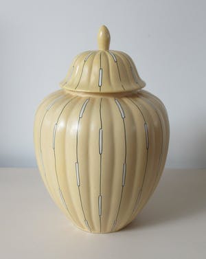 Plateelbakkerij Tiko - Grote eiergele platelen dekselvaas met lineair decor kopen? Bied vanaf 65!