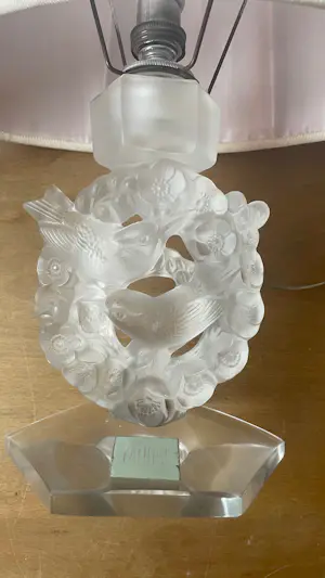Rene Lalique - Tischleuchte mit Vögeln, gefrostetes Glas kopen? Bied vanaf 490!