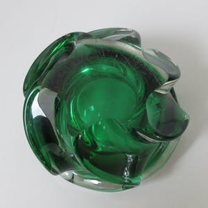 Josef Hospodka - Dikwandige smaragd groene getordeerde asbak uitvoering Chribska Sklo kopen? Bied vanaf 10!