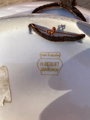 Faience Hubert Bequet - Vintage handgeschilderde schaal/wandbord van Hubert Bequet. kopen? Bied vanaf 45!
