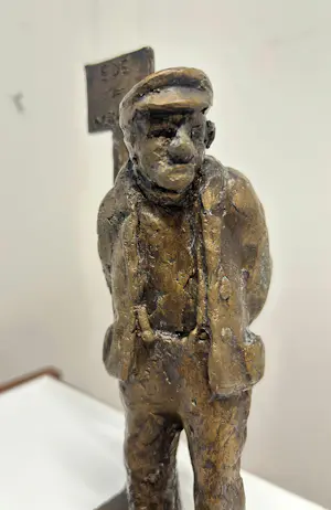 Adri de Waard - “Wachtende reiziger – station Ede-Wageningen” kopen? Bied vanaf 450!