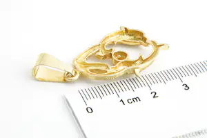 37 - Fraai gedetailleerde 18 Krt geel-gouden "Dolfijnen met bal" hanger kopen? Bied vanaf 210!