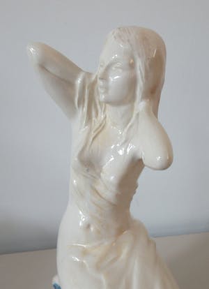 Niet of onleesbaar gesigneerd - Aardewerk beeld van naakte vrouw op blauwe rots kopen? Bied vanaf 1!