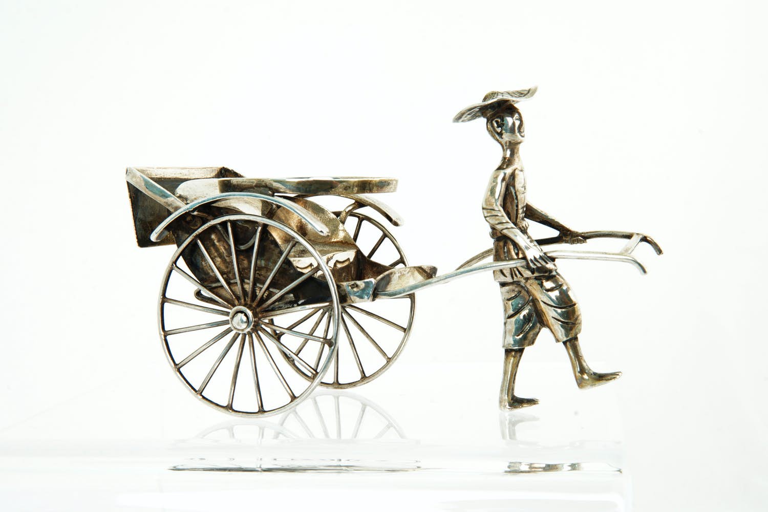 77 - Bijzonder mooi 2e gehalte (835/1000) Zilveren etagere / miniatuur "Riksja" kopen? Bied vanaf 34!