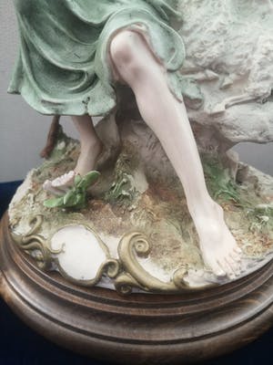 Giuseppe Armani - Capodimonte - Romantische beeld van Jonge Vrouw met Lam kopen? Bied vanaf 15!