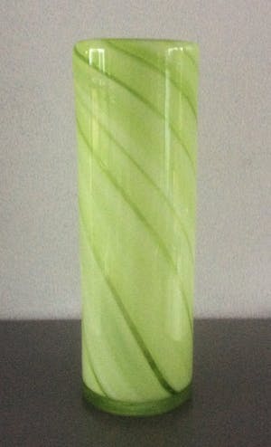 Niet of onleesbaar gesigneerd - HOGE GROENE GLAZEN DESIGNVAAS kopen? Bied vanaf 1!