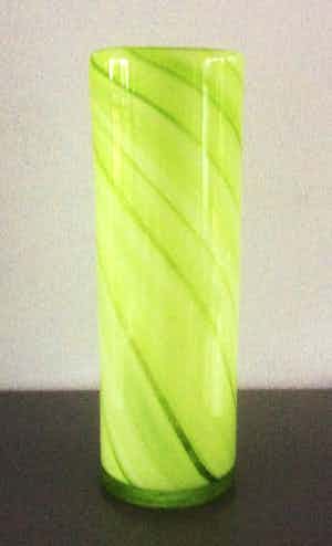 Niet of onleesbaar gesigneerd - HOGE GROENE GLAZEN DESIGNVAAS verkocht voor € 1!