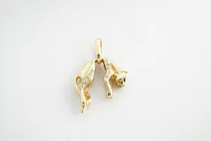 157-  Massief 18 krt geel-gouden Panter hanger - met diamant & saffier kopen? Bied vanaf 270!
