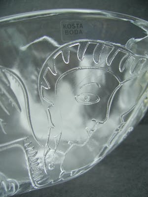 Kosta Boda - Ulrica Hydman Vallien - Glazen schaal "Open Minds" kopen? Bied vanaf 45!