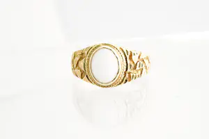 168 - Mooi bewerkte Surinaamse 18 Krt gouden ring met cabochon geslepen steen kopen? Bied vanaf 165!