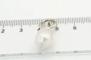 47 - Chique 14 Krt wit gouden hanger met druppelvormige parel kopen? Bied vanaf 80!