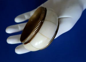 Curiosa - Armband uit Tibet - messing , Yak bot - midden 20ste eeuw kopen? Bied vanaf 1!