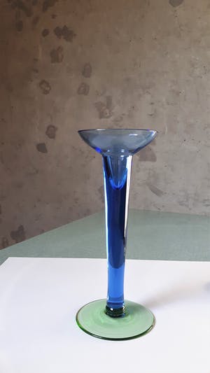 Niet of onleesbaar gesigneerd - Twee design glazen kaarsenhouders blauw met groene voet kopen? Bied vanaf 1!