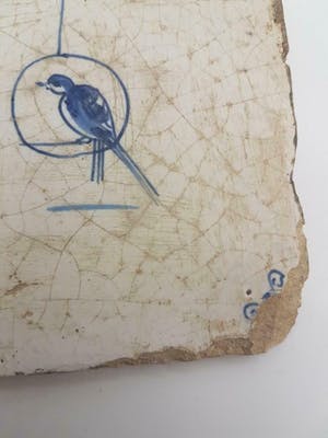 Niet of onleesbaar gesigneerd - Antieke zeldzame vroeg-18e eeuwse tegel met vogel kopen? Bied vanaf 1!
