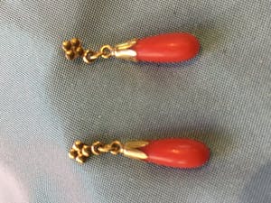 14K Goud - geelgouden oorhangers met bloedkoraal kopen? Bied vanaf 50!