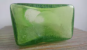 Niet of onleesbaar gesigneerd - Glazen gifgroene blokvaas met ingesloten luchtbellen kopen? Bied vanaf 1!