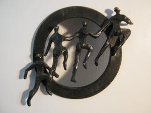 Corry Ammerlaan - Wanddecoratie met verbronsd sculptuur - "Op Weg" kopen? Bied vanaf 50!