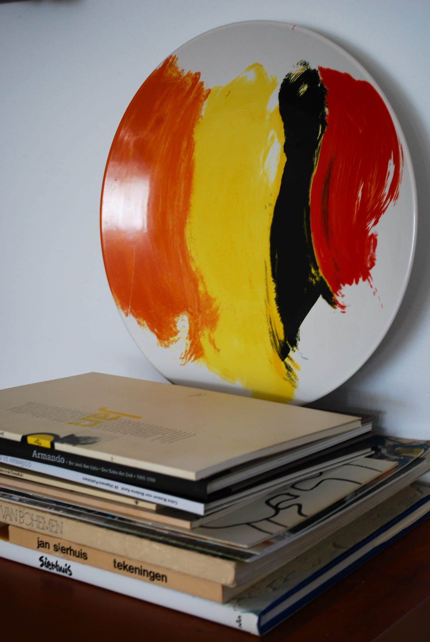 Eugène Brands - Keramisch bord 1997 plus collectie boeken omgeving Cobra verkocht voor € 90!