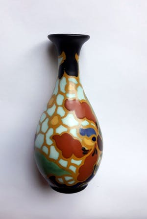 Kunstaardewerkfabriek Regina - Vaasje in mat decor Orchis kopen? Bied vanaf 30!