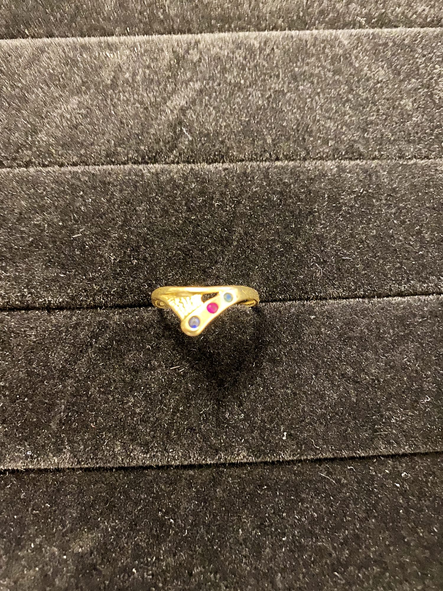 Geelgouden ring met robijn, saffier en smaragd kopen? Bied vanaf 80!