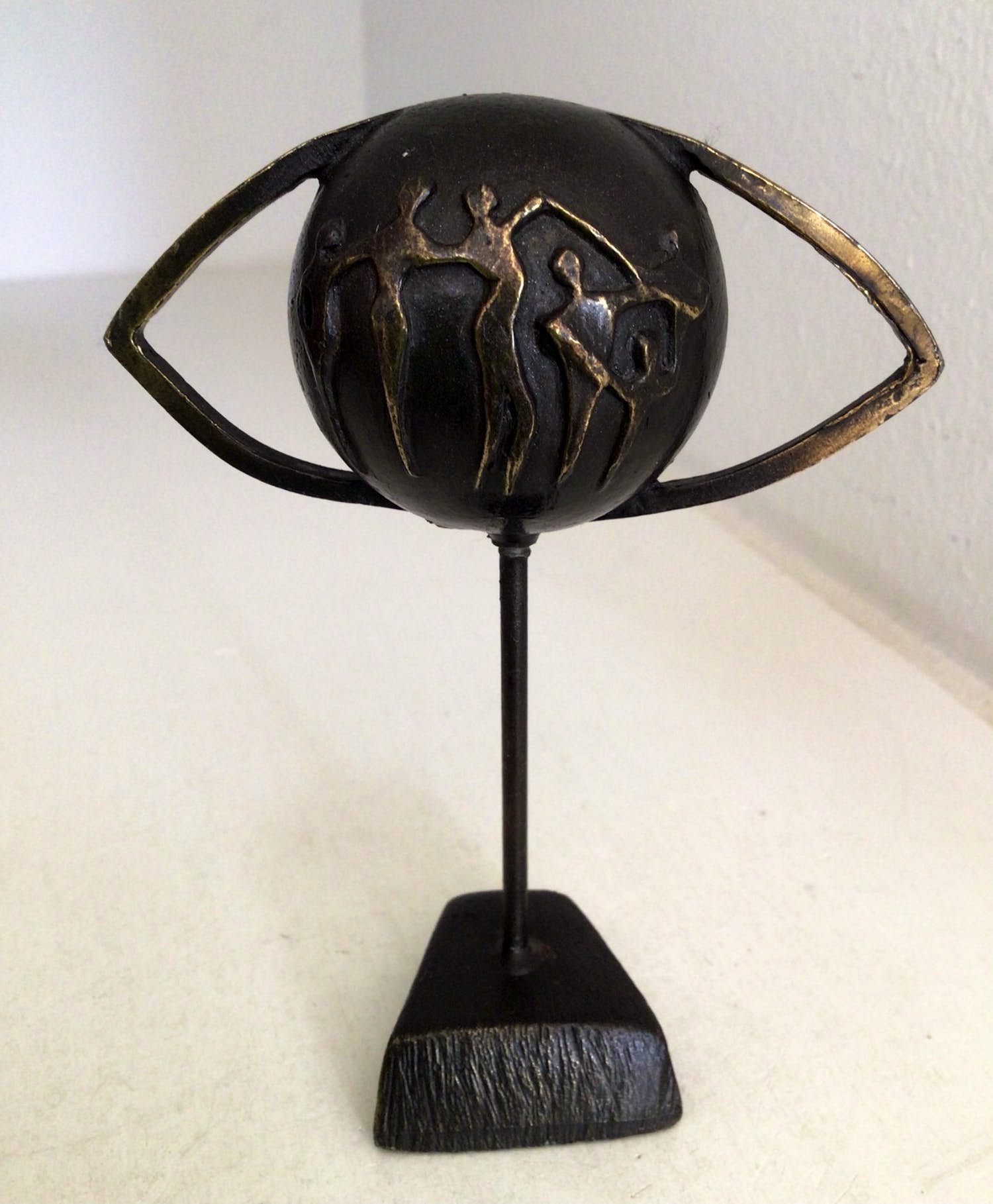 Corry Ammerlaan - Sculptuur “ Door het oog van de wereld “ kopen? Bied vanaf 1!