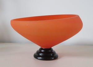 Niet of onleesbaar gesigneerd - Art deco oranje gesatineerde glazen schaal op voet kopen? Bied vanaf 1!