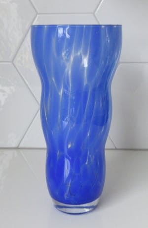 Niet of onleesbaar gesigneerd - Blauwe gewolkte dikwandige glazen vaas kopen? Bied vanaf 10!