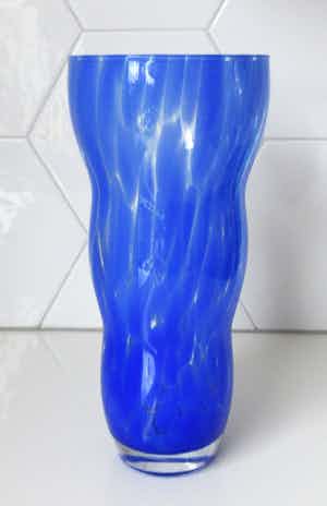 Niet of onleesbaar gesigneerd - Blauwe gewolkte dikwandige glazen vaas verkocht voor € 10!