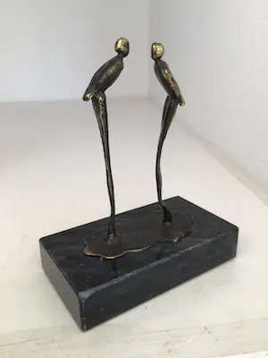 Corry Ammerlaan - Sculptuur “ IN GESPREK “. Gesigneerd kopen? Bied vanaf 1!