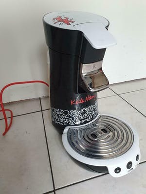 Keith Haring - Senseo apparaat + 2 glazen met illustraties van Haring kopen? Bied vanaf 60!