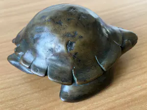 Hans Hermes - Zwaar bronzen beeld van een schildpad - gesigneerd - uit 2013. kopen? Bied vanaf 65!